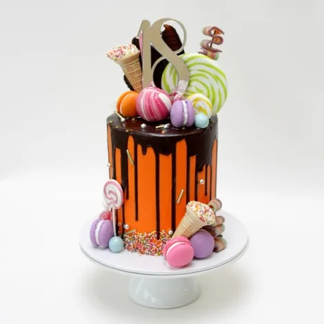 Macrons Drip Cake